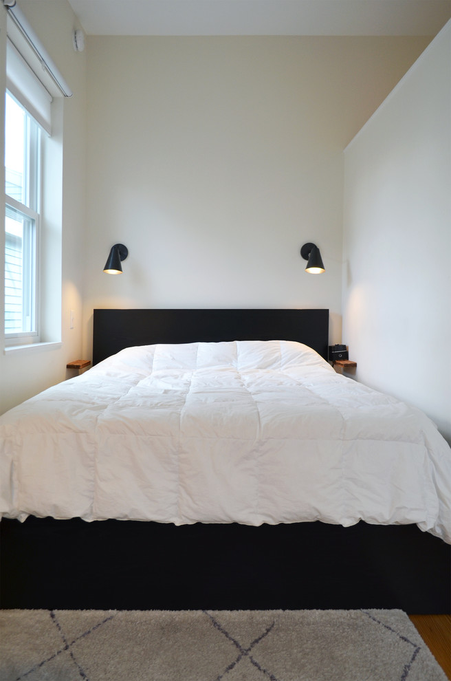Ejemplo de dormitorio principal tradicional renovado pequeño sin chimenea con paredes blancas, suelo de madera oscura y suelo marrón