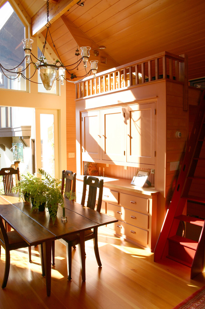 Kleines Stilmix Schlafzimmer ohne Kamin, im Loft-Style mit brauner Wandfarbe und hellem Holzboden in San Francisco