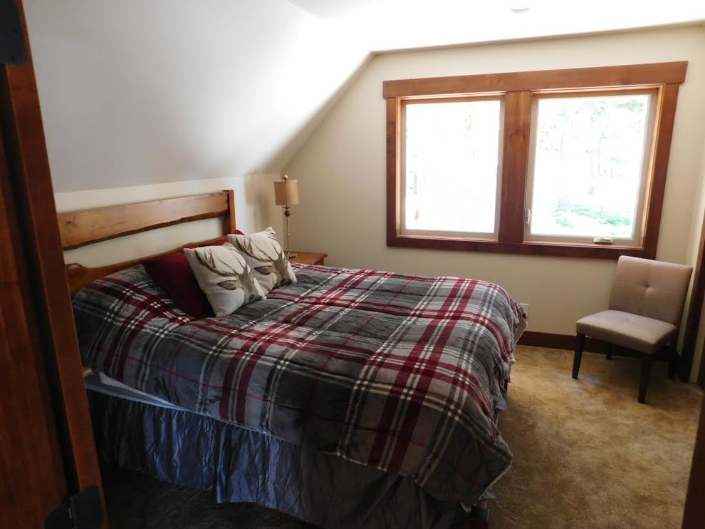 Foto på ett litet amerikanskt gästrum, med beige väggar, heltäckningsmatta och beiget golv
