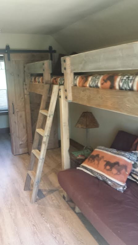 Mittelgroßes Uriges Schlafzimmer ohne Kamin, im Loft-Style mit beiger Wandfarbe, hellem Holzboden und braunem Boden in Seattle