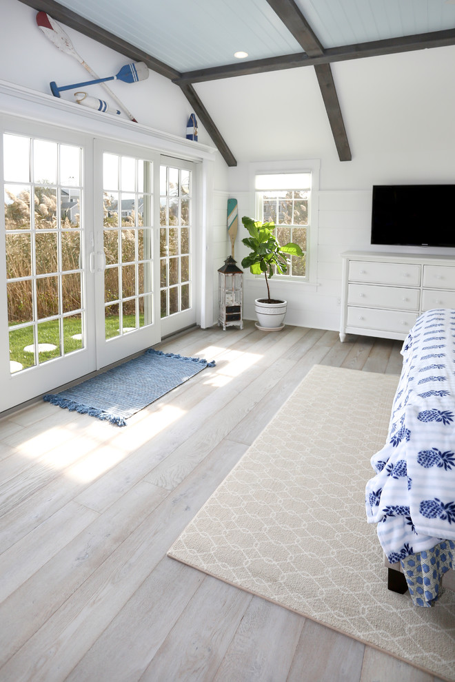 Cette image montre une chambre d'amis minimaliste avec un mur blanc, parquet clair et un sol gris.