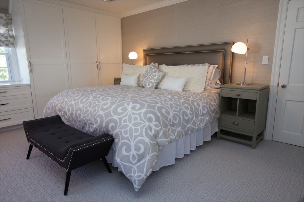 Exemple d'une chambre tendance de taille moyenne avec un mur gris et un sol violet.