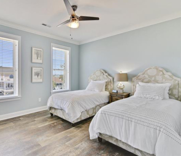 Ispirazione per una grande camera degli ospiti stile marino con pareti blu, pavimento in vinile e pavimento marrone
