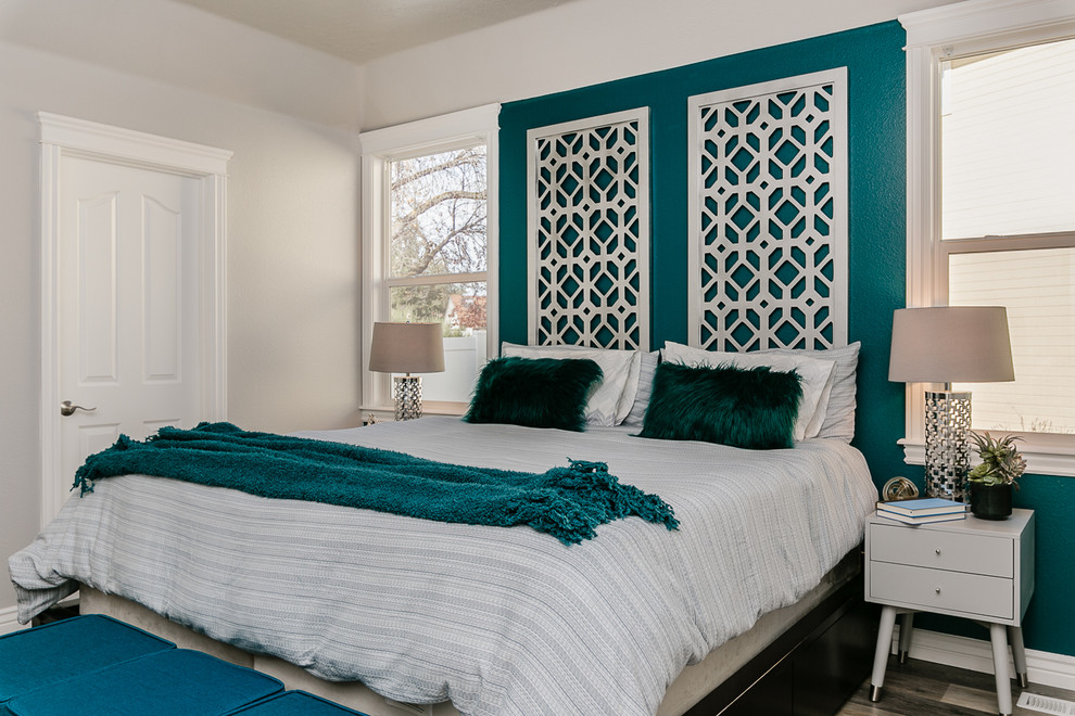 Стильный дизайн: хозяйская спальня среднего размера в стиле неоклассика (современная классика) с серыми стенами, полом из винила и серым полом - последний тренд