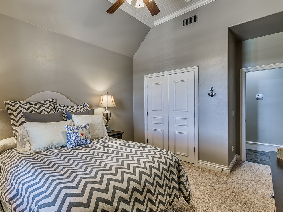 Imagen de habitación de invitados costera pequeña con paredes grises y moqueta