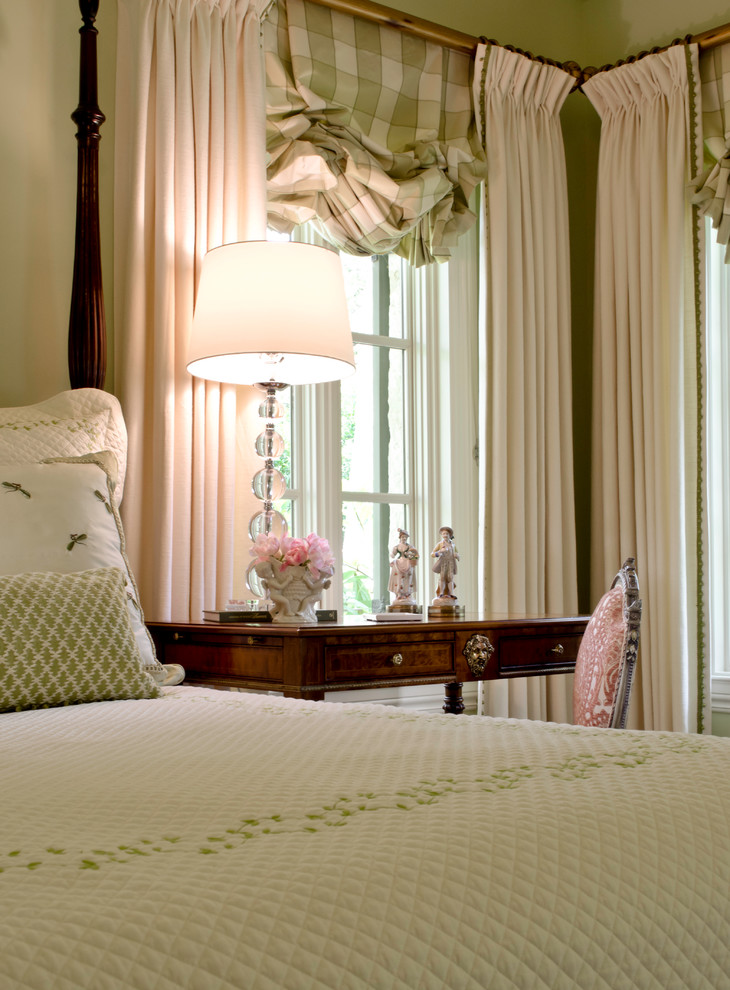 Imagen de habitación de invitados clásica de tamaño medio con paredes verdes, suelo de madera en tonos medios y suelo marrón