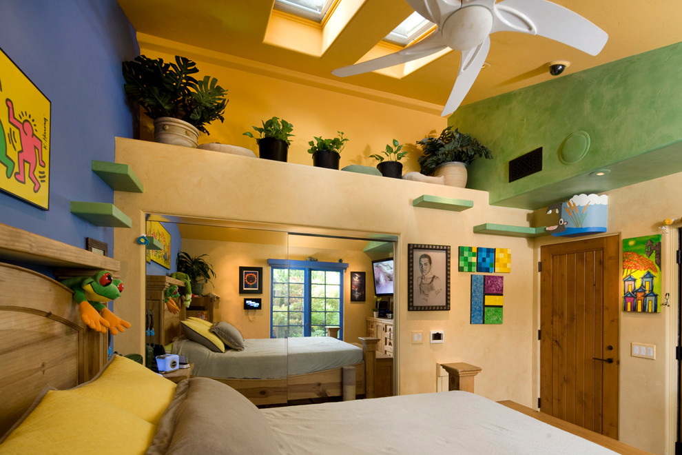 Идея дизайна: гостевая спальня (комната для гостей) в стиле фьюжн с бежевыми стенами