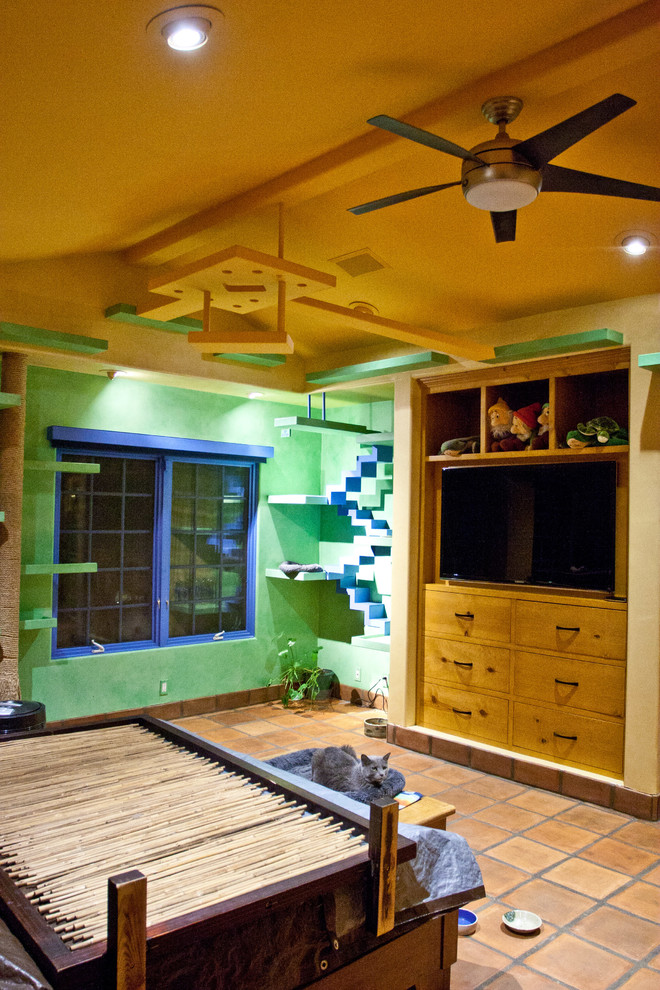Idées déco pour une chambre d'amis éclectique avec un mur vert et tomettes au sol.