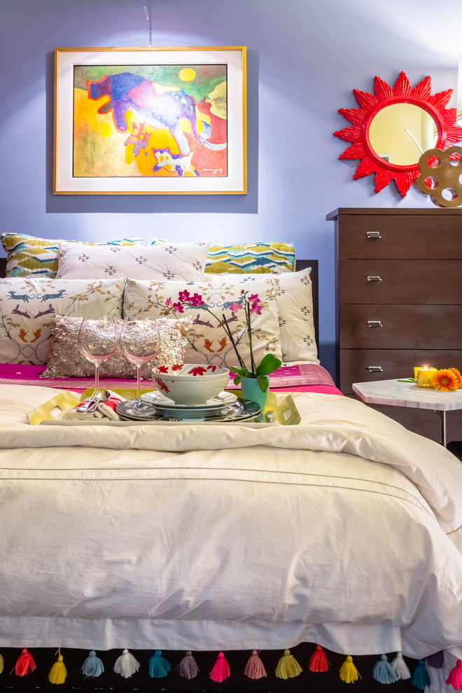 Источник вдохновения для домашнего уюта: маленькая хозяйская спальня в современном стиле с синими стенами, ковровым покрытием и черным полом для на участке и в саду
