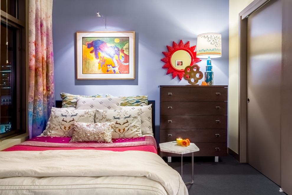 Foto de dormitorio principal actual pequeño con paredes azules, moqueta y suelo negro