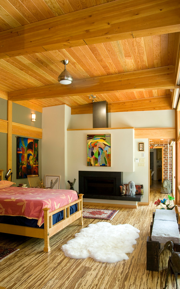 Aménagement d'une grande chambre d'amis contemporaine avec un mur vert, aucune cheminée et parquet en bambou.