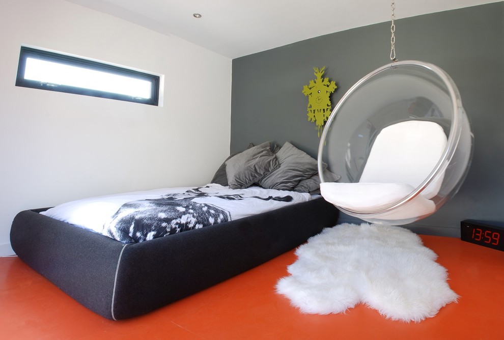 Пример оригинального дизайна: спальня в стиле модернизм с оранжевым полом