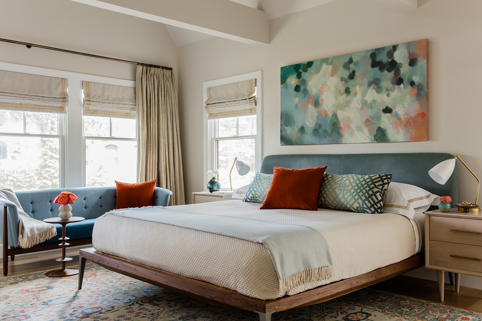 Modernes Hauptschlafzimmer mit beiger Wandfarbe in Boston