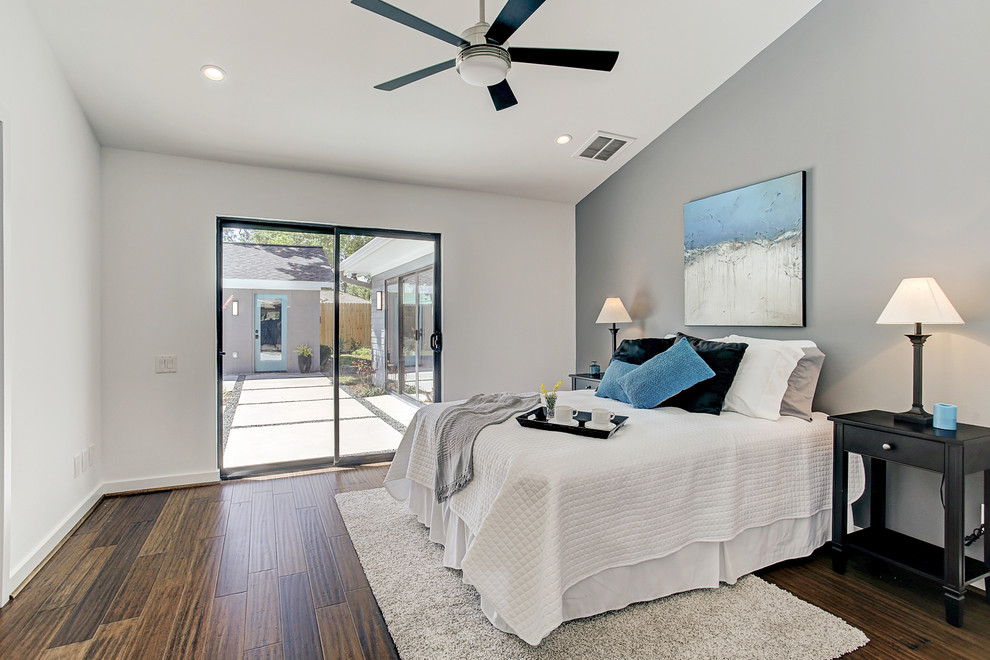 ヒューストンにあるミッドセンチュリースタイルのおしゃれな主寝室 (白い壁、竹フローリング、暖炉なし、茶色い床) のインテリア