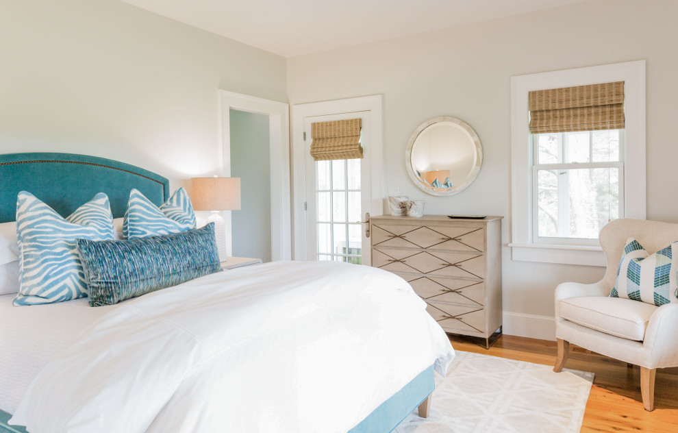 Идея дизайна: гостевая спальня среднего размера, (комната для гостей) в морском стиле с бежевыми стенами, паркетным полом среднего тона и коричневым полом