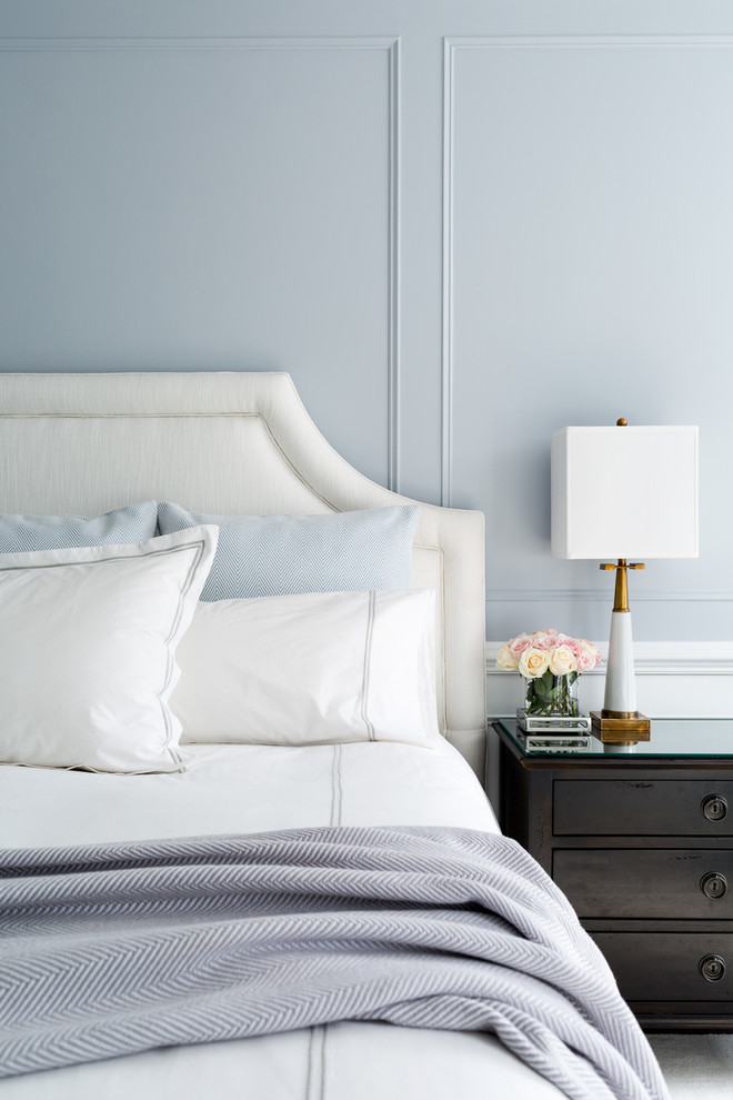 На фото: большая хозяйская спальня в современном стиле с синими стенами