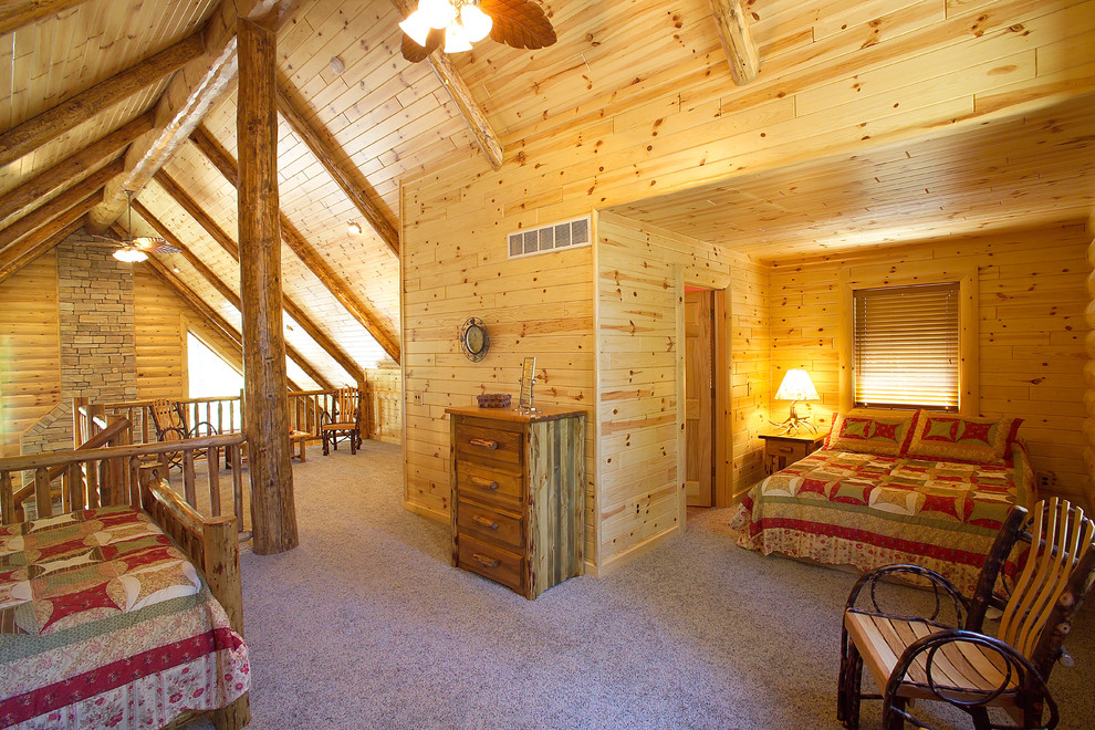 Diseño de dormitorio tipo loft rural grande con moqueta