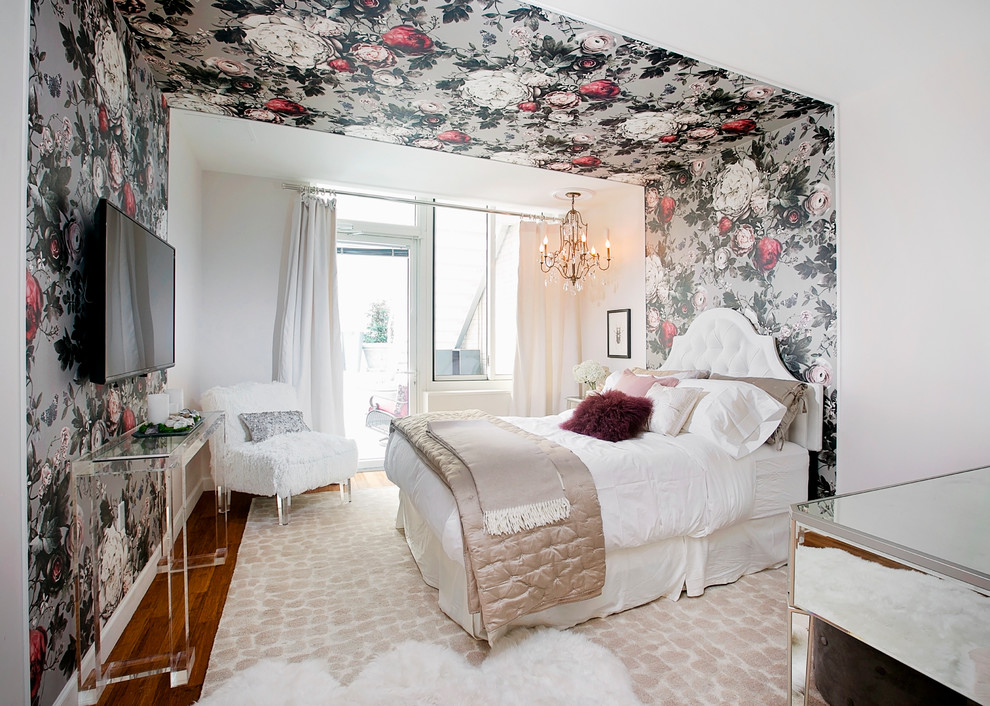 Esempio di una piccola camera degli ospiti minimal con parquet chiaro e pareti multicolore