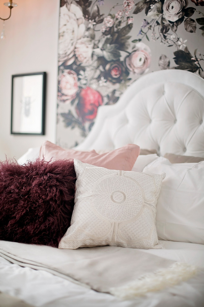 Ejemplo de habitación de invitados contemporánea pequeña con paredes rosas y suelo de madera clara