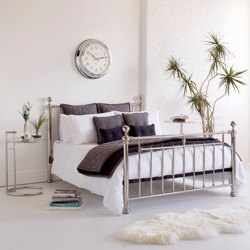 Immagine di una camera da letto chic con pareti bianche