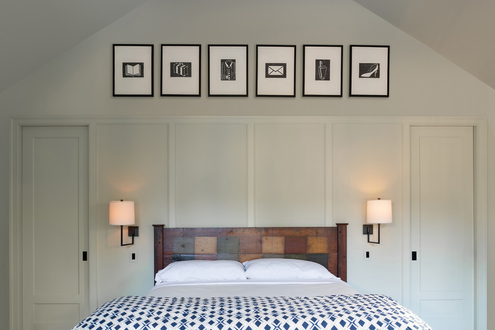 Klassisches Hauptschlafzimmer mit grüner Wandfarbe, braunem Holzboden, Gaskamin, Kaminumrandung aus Stein und braunem Boden in Washington, D.C.
