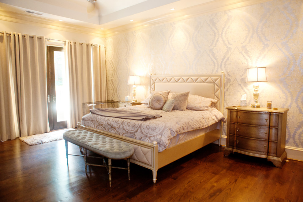 Diseño de dormitorio principal tradicional grande sin chimenea con paredes multicolor y suelo de madera en tonos medios