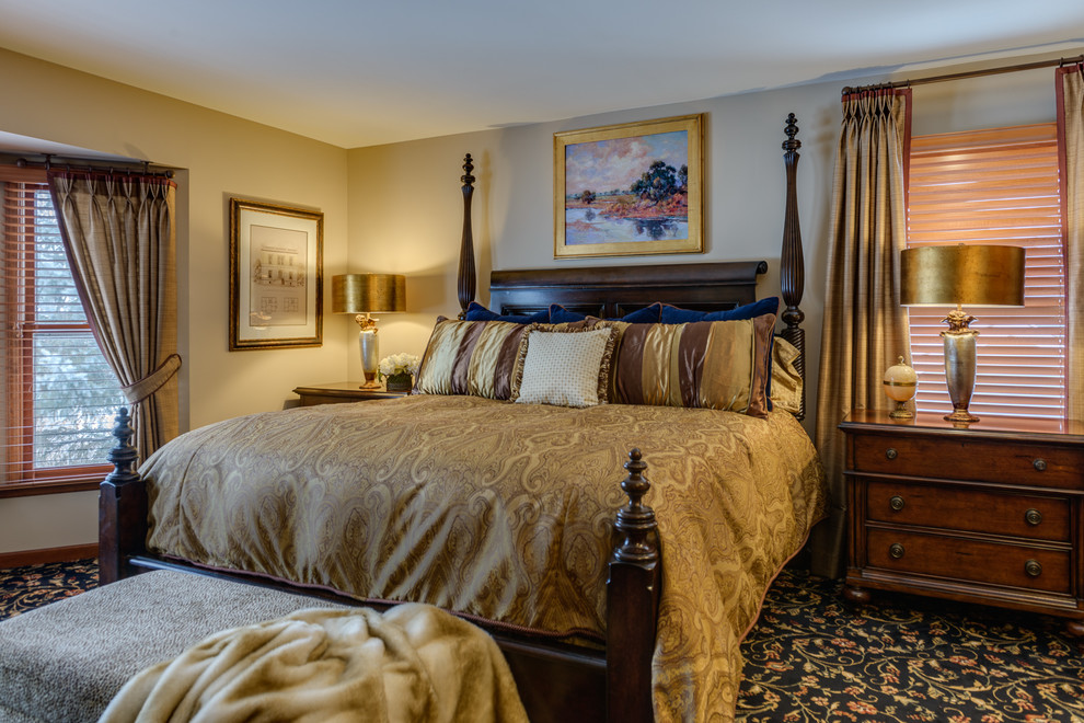 Imagen de dormitorio principal clásico de tamaño medio sin chimenea con paredes beige y moqueta