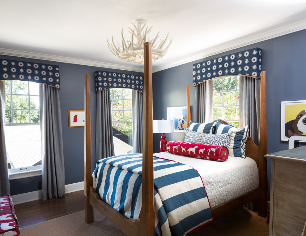 Bild på ett litet vintage sovrum, med blå väggar och mörkt trägolv