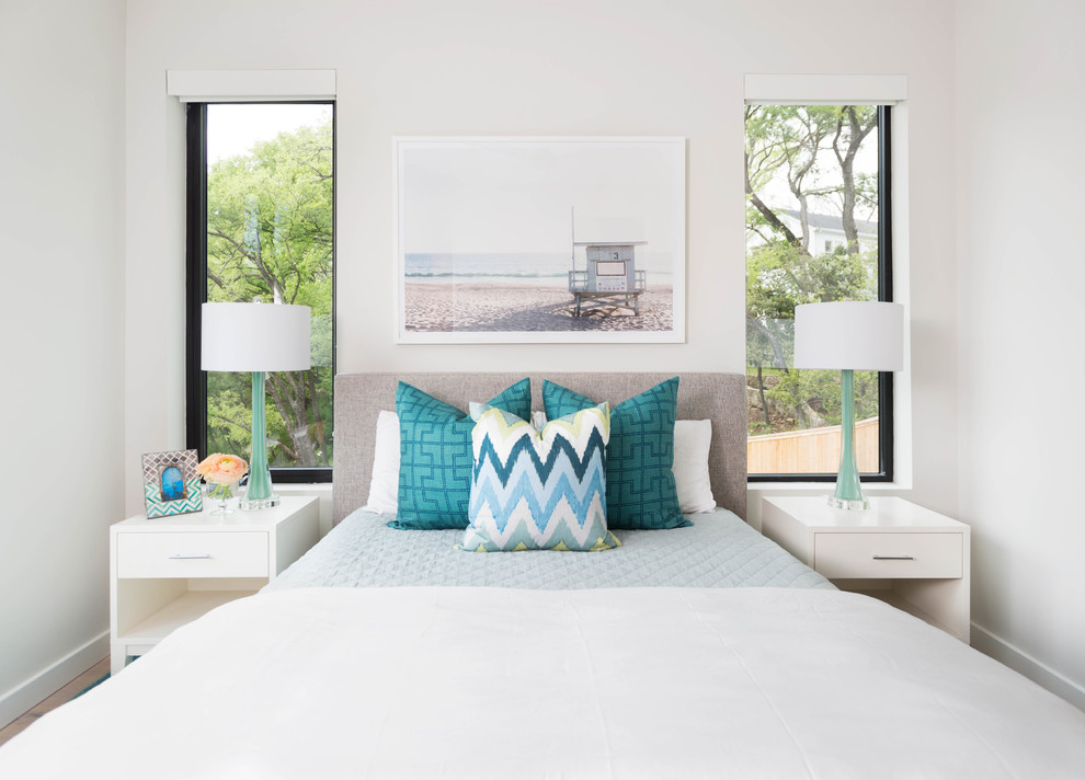 Modelo de habitación de invitados minimalista pequeña con paredes blancas y suelo de madera clara