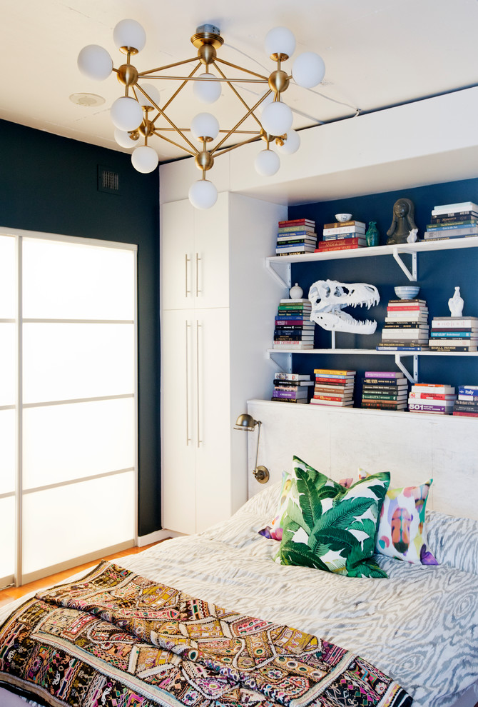 Esempio di una piccola camera da letto stile loft boho chic con pareti blu, parquet chiaro e pavimento marrone