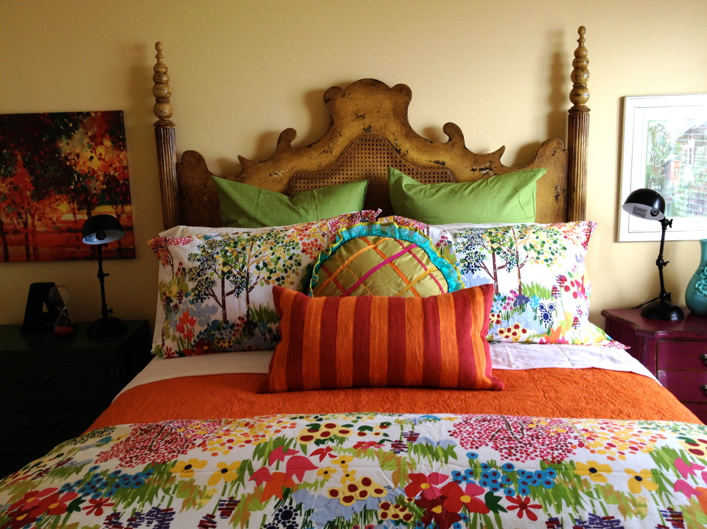 Стильный дизайн: маленькая гостевая спальня (комната для гостей) в стиле фьюжн с желтыми стенами и ковровым покрытием для на участке и в саду - последний тренд