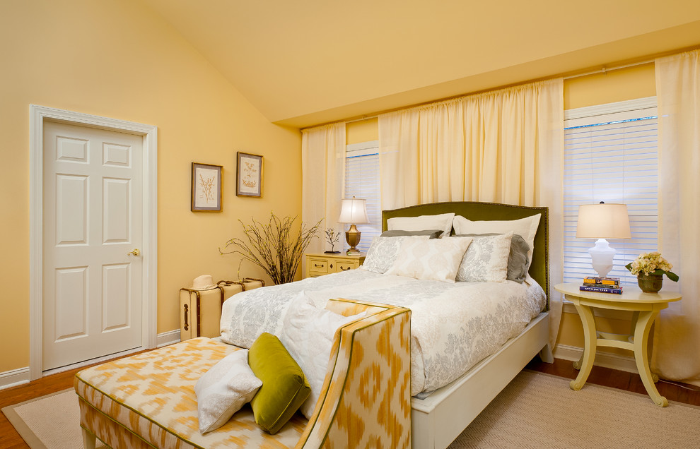 Ejemplo de dormitorio clásico con paredes amarillas
