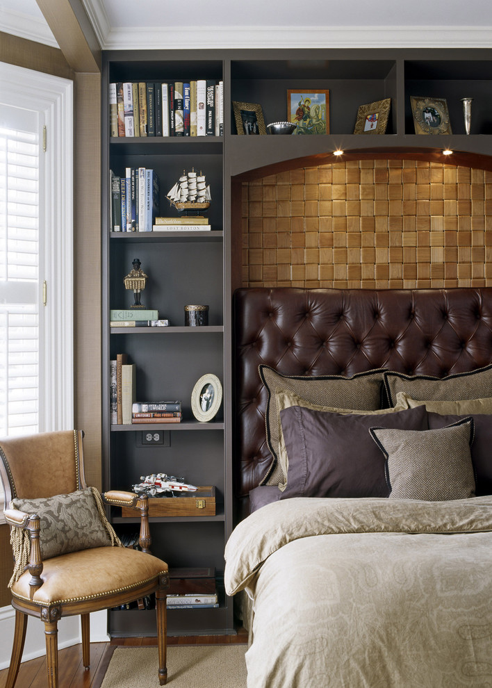 Exemple d'une chambre parentale victorienne de taille moyenne avec un mur marron, un sol en bois brun, aucune cheminée et un sol marron.