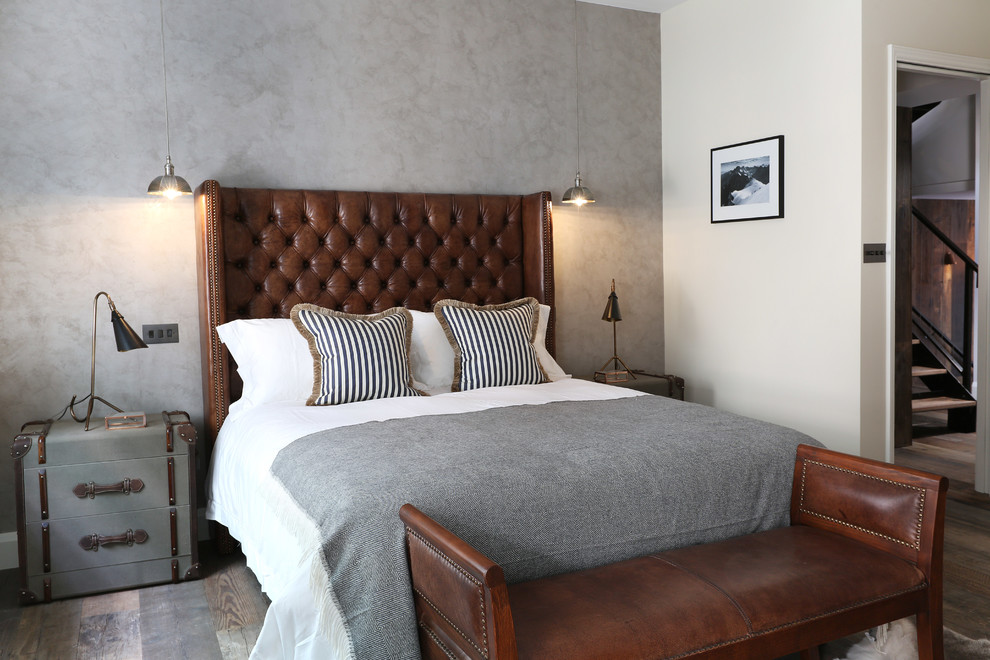 Idee per una camera da letto tradizionale con pareti grigie e pavimento in legno massello medio