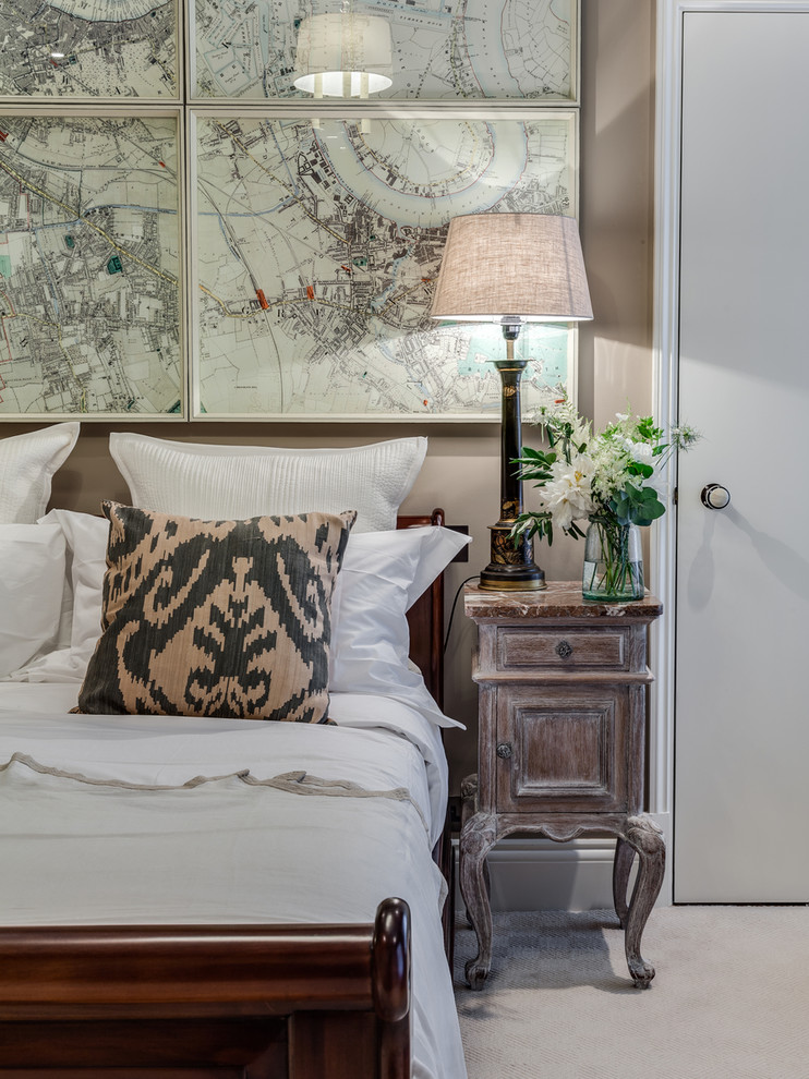 На фото: хозяйская спальня в стиле неоклассика (современная классика) с бежевыми стенами и ковровым покрытием