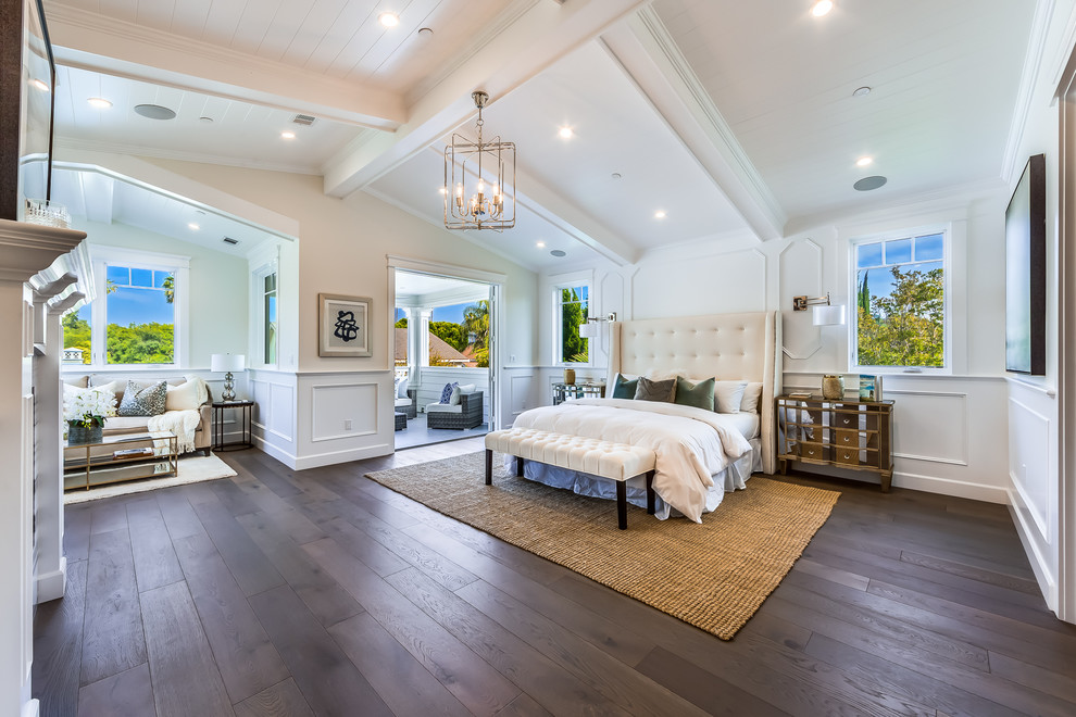 Diseño de dormitorio principal clásico renovado con paredes beige, suelo de madera oscura y suelo marrón