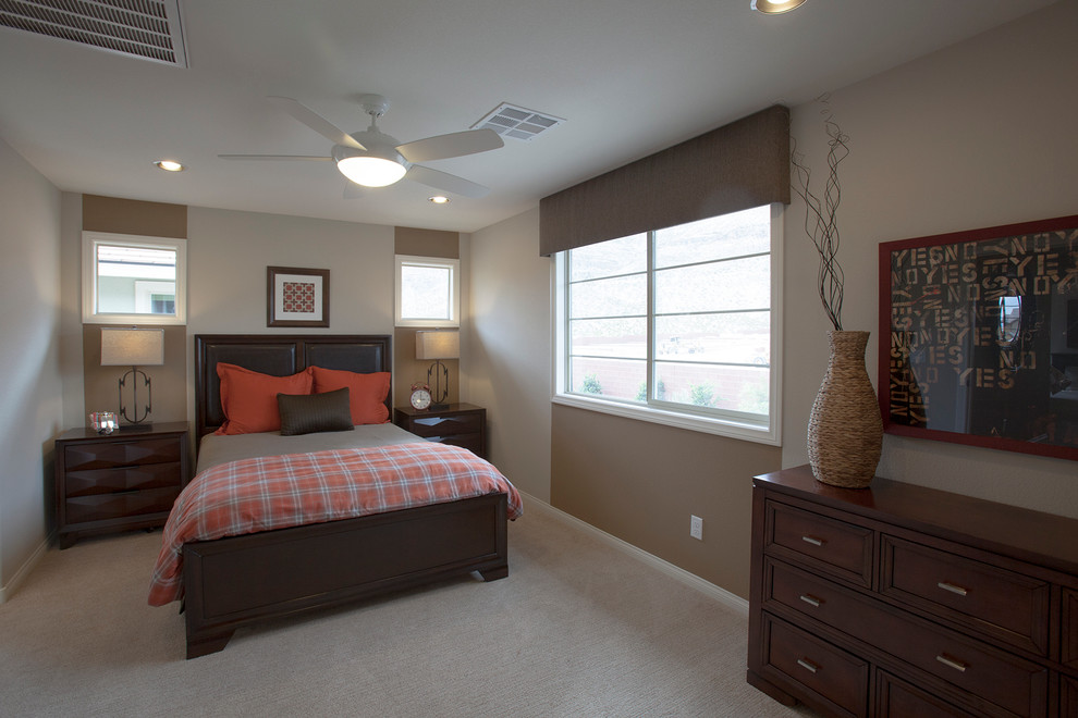 Kleines Stilmix Gästezimmer mit beiger Wandfarbe und Teppichboden in Las Vegas