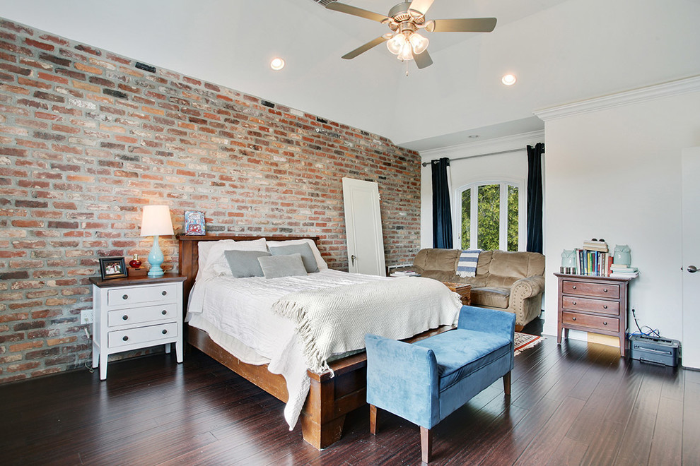 Diseño de dormitorio principal clásico grande con paredes blancas y suelo de madera pintada