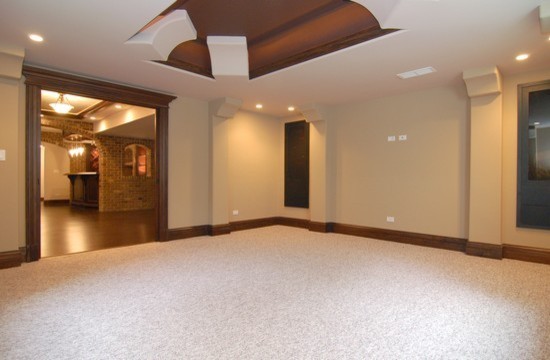 Bild på ett stort vintage huvudsovrum, med beige väggar och heltäckningsmatta