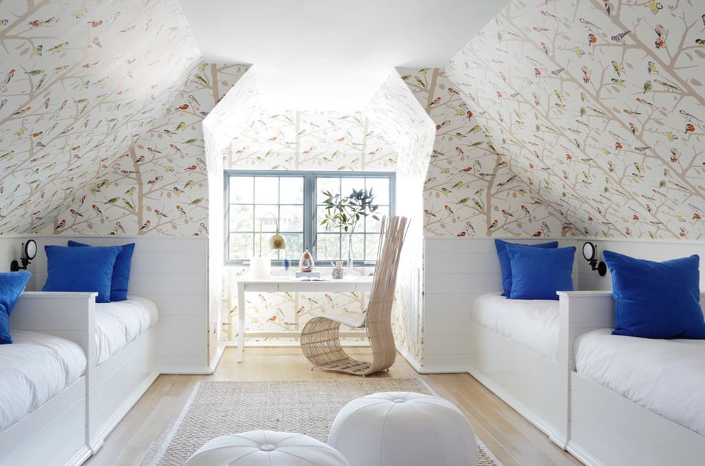 Imagen de habitación de invitados ecléctica con paredes multicolor, suelo de madera clara y techo inclinado
