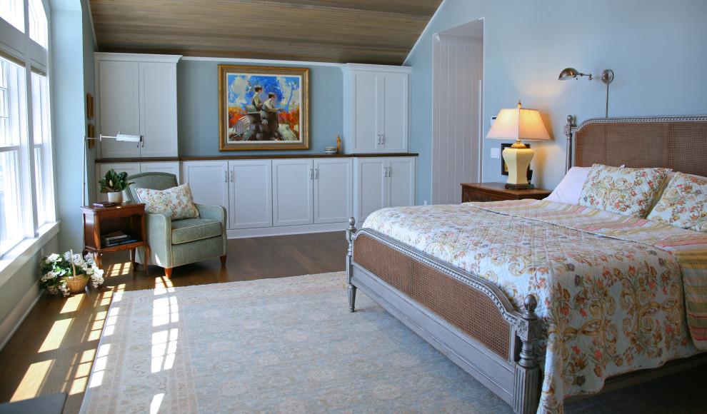 ミルウォーキーにあるビーチスタイルのおしゃれな寝室 (青い壁、濃色無垢フローリング、茶色い床、三角天井、板張り天井) のインテリア