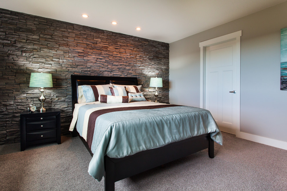 Modernes Hauptschlafzimmer mit grauer Wandfarbe und Teppichboden in Edmonton