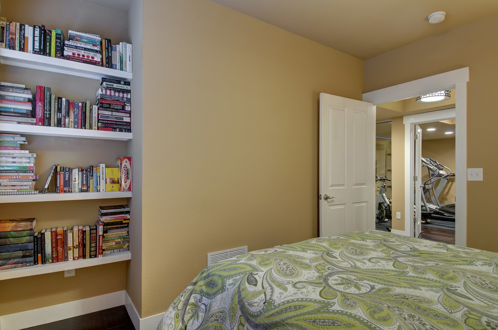 Свежая идея для дизайна: гостевая спальня среднего размера, (комната для гостей) в стиле неоклассика (современная классика) с бежевыми стенами, темным паркетным полом и коричневым полом без камина - отличное фото интерьера
