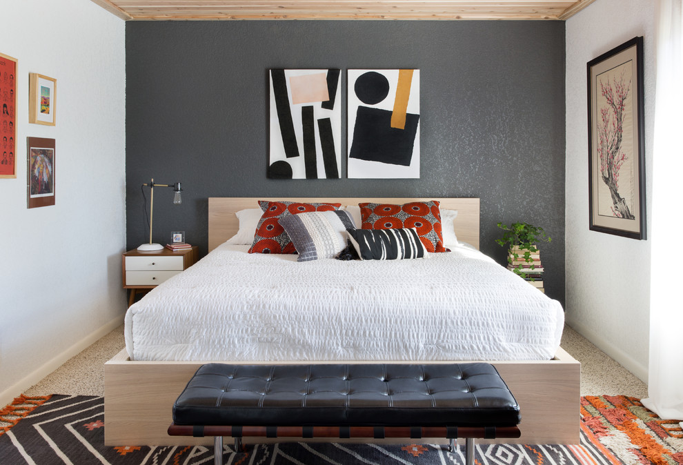 Ispirazione per una camera da letto boho chic con pareti grigie, moquette e pavimento beige