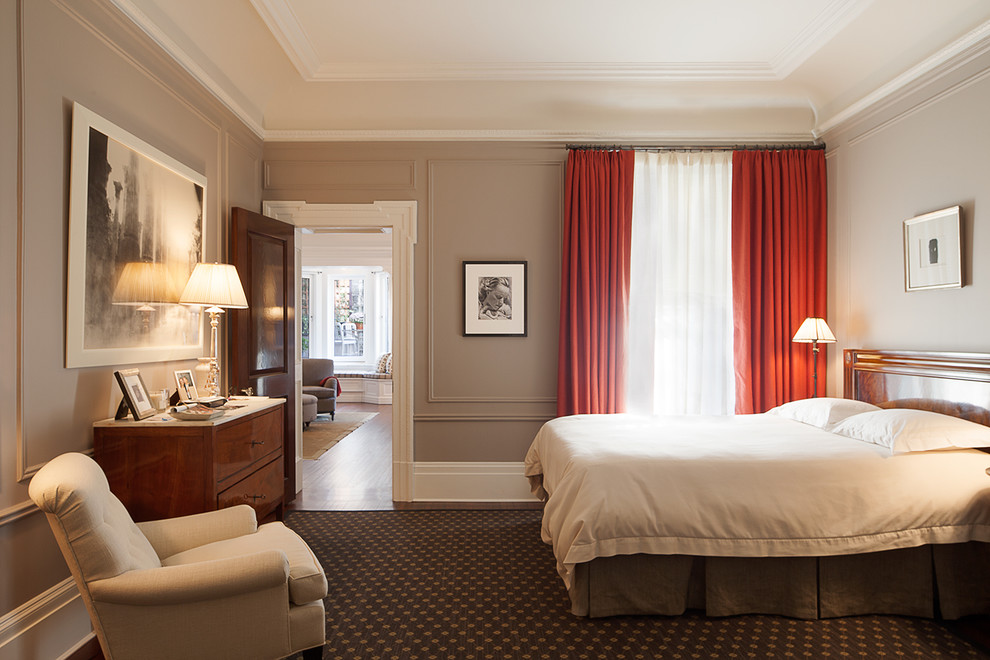 Пример оригинального дизайна: спальня: освещение в классическом стиле с серыми стенами