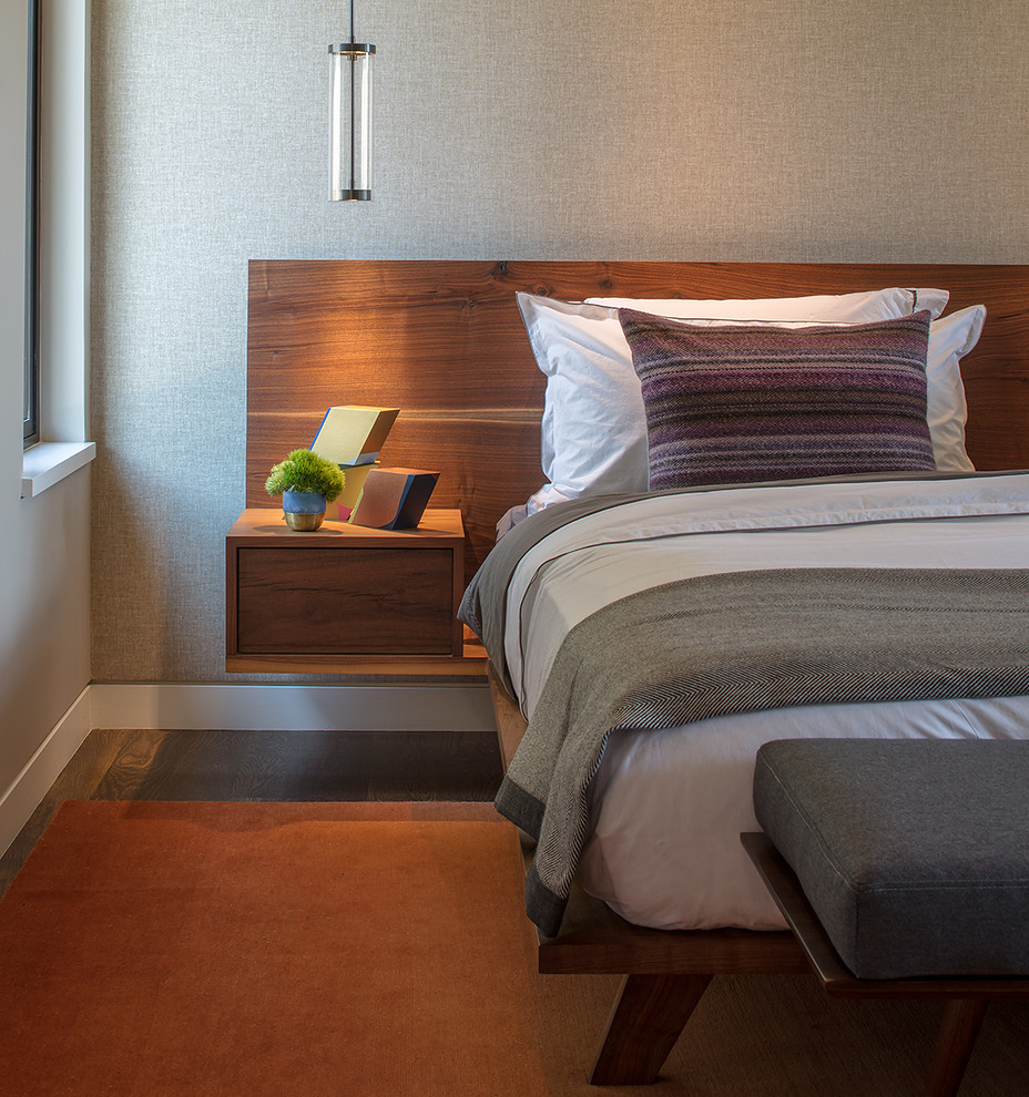 Diseño de dormitorio principal vintage grande con paredes grises, suelo de madera en tonos medios y suelo naranja