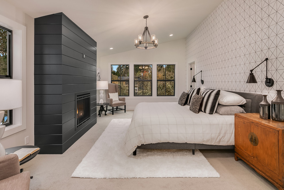 Ejemplo de dormitorio principal de estilo de casa de campo grande con paredes blancas, moqueta, todas las chimeneas, marco de chimenea de madera y suelo gris