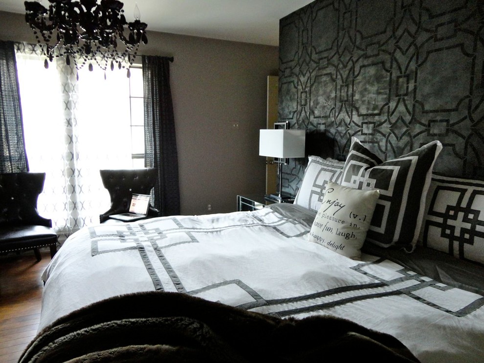 Großes Modernes Hauptschlafzimmer ohne Kamin mit schwarzer Wandfarbe und braunem Holzboden in Houston