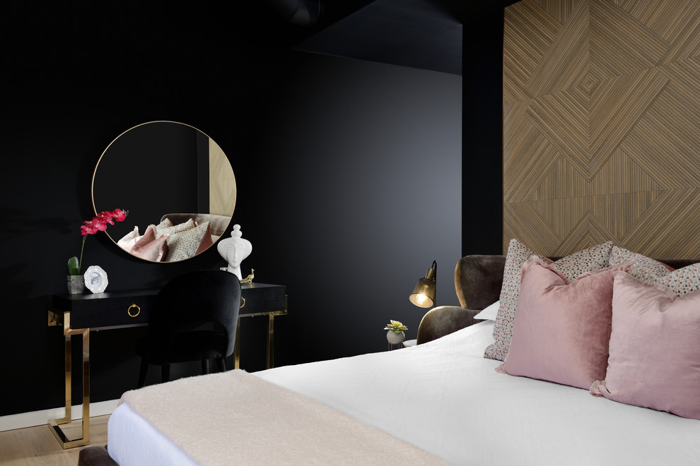 Immagine di una camera matrimoniale minimalista di medie dimensioni con pareti nere, parquet chiaro, nessun camino e pavimento beige