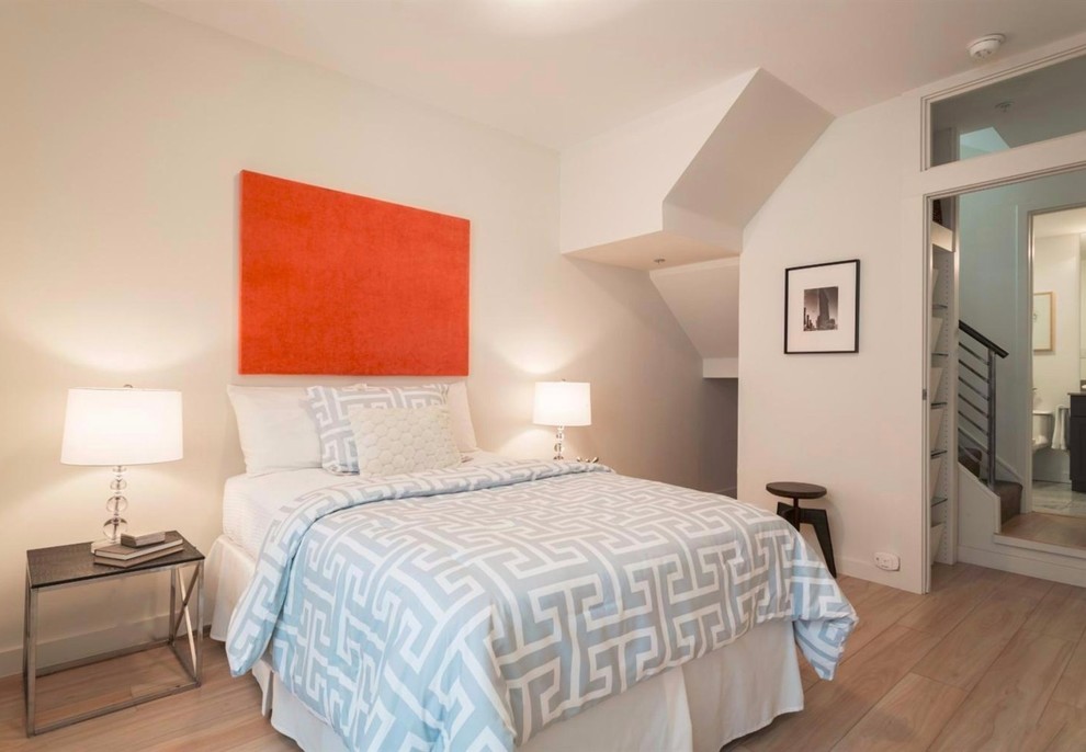 Foto de habitación de invitados actual grande con paredes beige y suelo de madera clara
